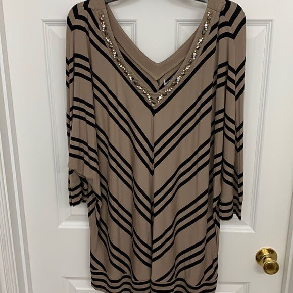 Lane Bryant V-neck front and back size 22/24 tan and black blouse - Picture 1 of 10